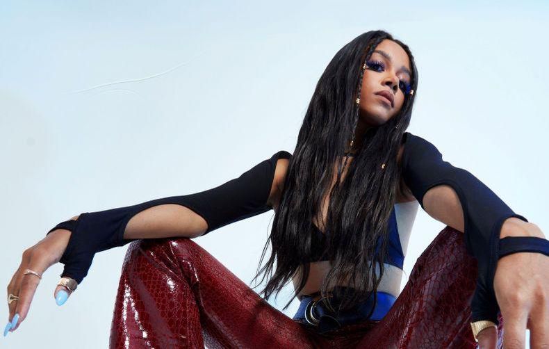 «Quand mon père nous a quittées, j’avais le choix entre tout arrêter ou continuer la musique à fond, raconte la jeune femme. J’ai continué. Sa perte m’a boostée pour la suite de ma carrière et je sens qu’il m’a accompagnée un moment.»