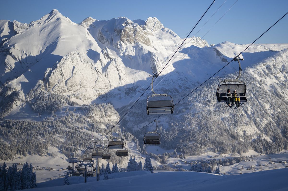 Skifahrer nehmen den Sessellift im Skigebiet Wildhaus nach ausgiebigen Schneefaellen zum Start der Vorsaison, am Sonntag, 3. Dezember 2023, in Wildhaus. (KEYSTONE/Gian Ehrenzeller) Skiers take the lift after heavy snowfall on the start of the pre season, on Sunday, December 3, 2023, in Wildhaus, Switzerland. (KEYSTONE/Gian Ehrenzeller)