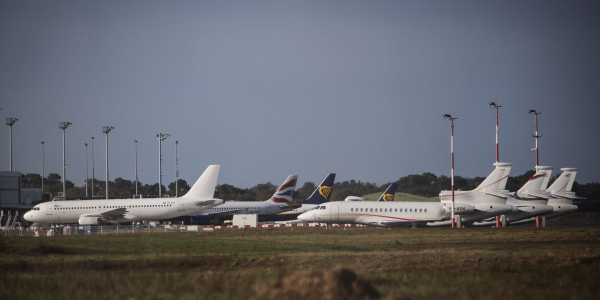 Flugbetrieb-eingeschr-nkt-Zwei-Feuerwehrleute-sterben-bei-Brand-am-Flughafen-Bordeaux