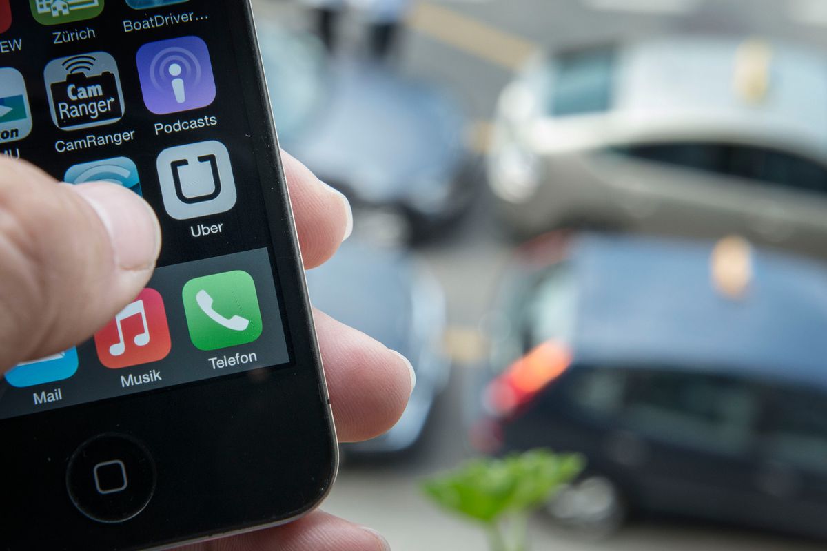 Die App des Fahrdienstes Uber, im Hintergrund Taxi's am Taxi Standplatz vor dem Zuercher Hauptbahnhof, am Mittwoch 18. Juni 2014.