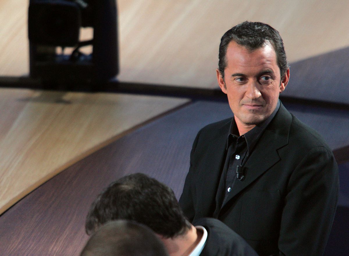 L'animateur de télévision Christophe Dechavanne (D) participe à une édition spéciale du "Grand journal", le 04 novembre 2004 sur le plateau de Canal+, à l'occasion des vingt ans de la chaîne cryptée. (Photo by FRANCK FIFE / AFP)
