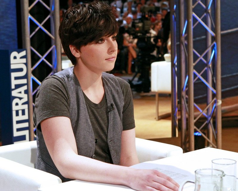 Auf der grossen Literaturbühne: Elmiger liest am Ingeborg-Bachmann-Wettbewerb. (24. Juni 2010) Auf der grossen Literaturbühne: Elmiger liest am Ingeborg-Bachmann-Wettbewerb. (24. Juni 2010)