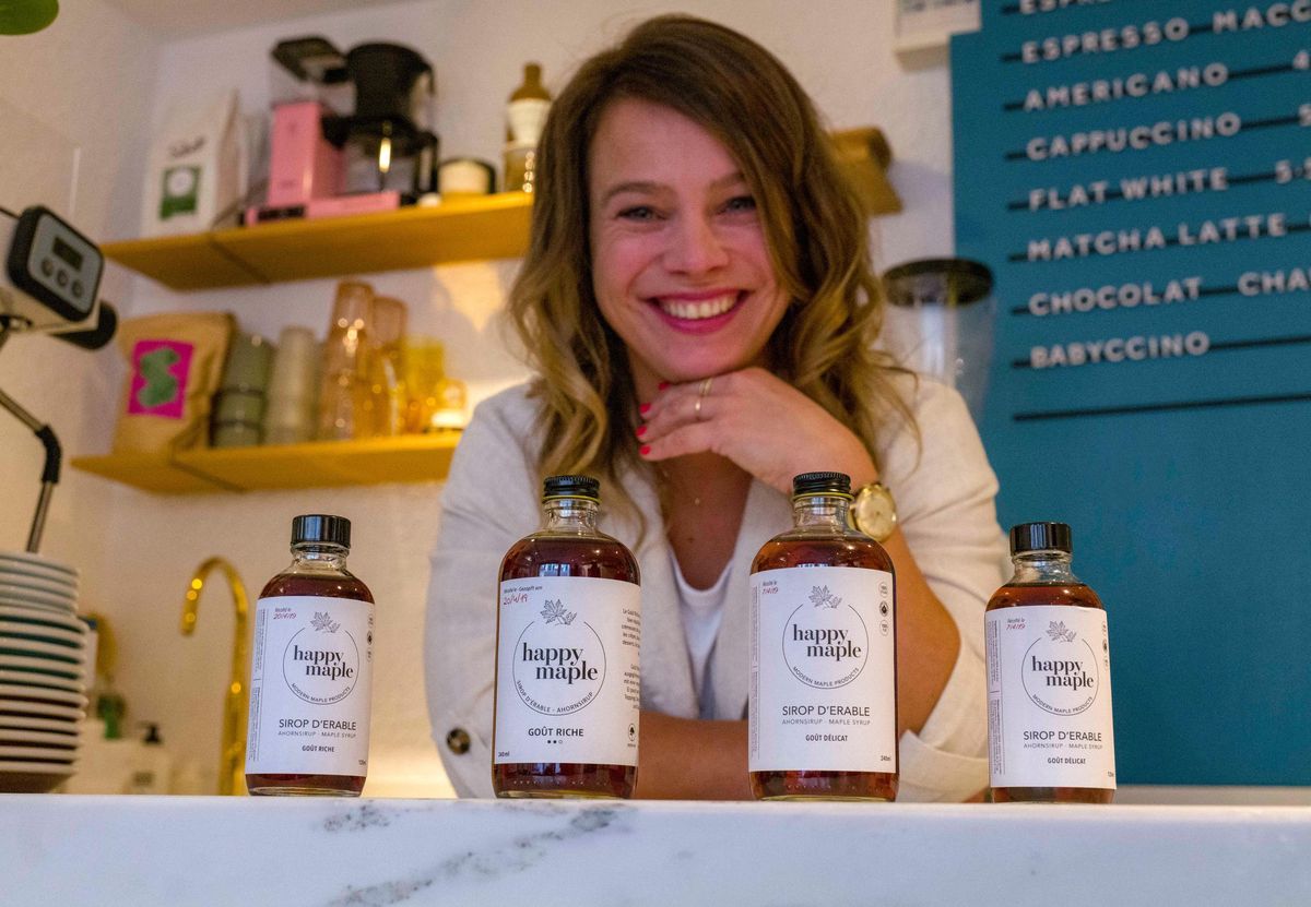 Sophie Raynaud et les produits dénichés avec son associée Edyta Durand, dans le joli Rush Coffee de Lutry, leur premier point de vente.
