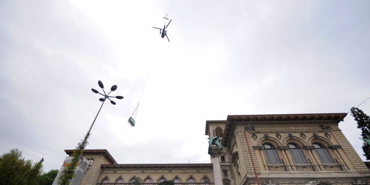 Un hélicoptère survole le Palais de Rumine, à Lausanne.