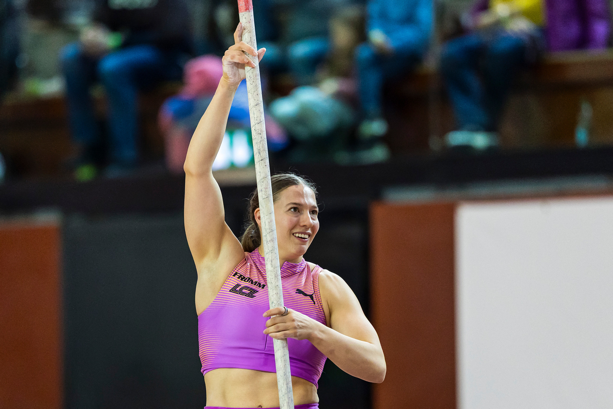 Angelica Moser vom LC Zürich hält einen Stab beim Stabhochsprung an den Schweizer Hallen-Meisterschaften 2026 in St. Gallen.