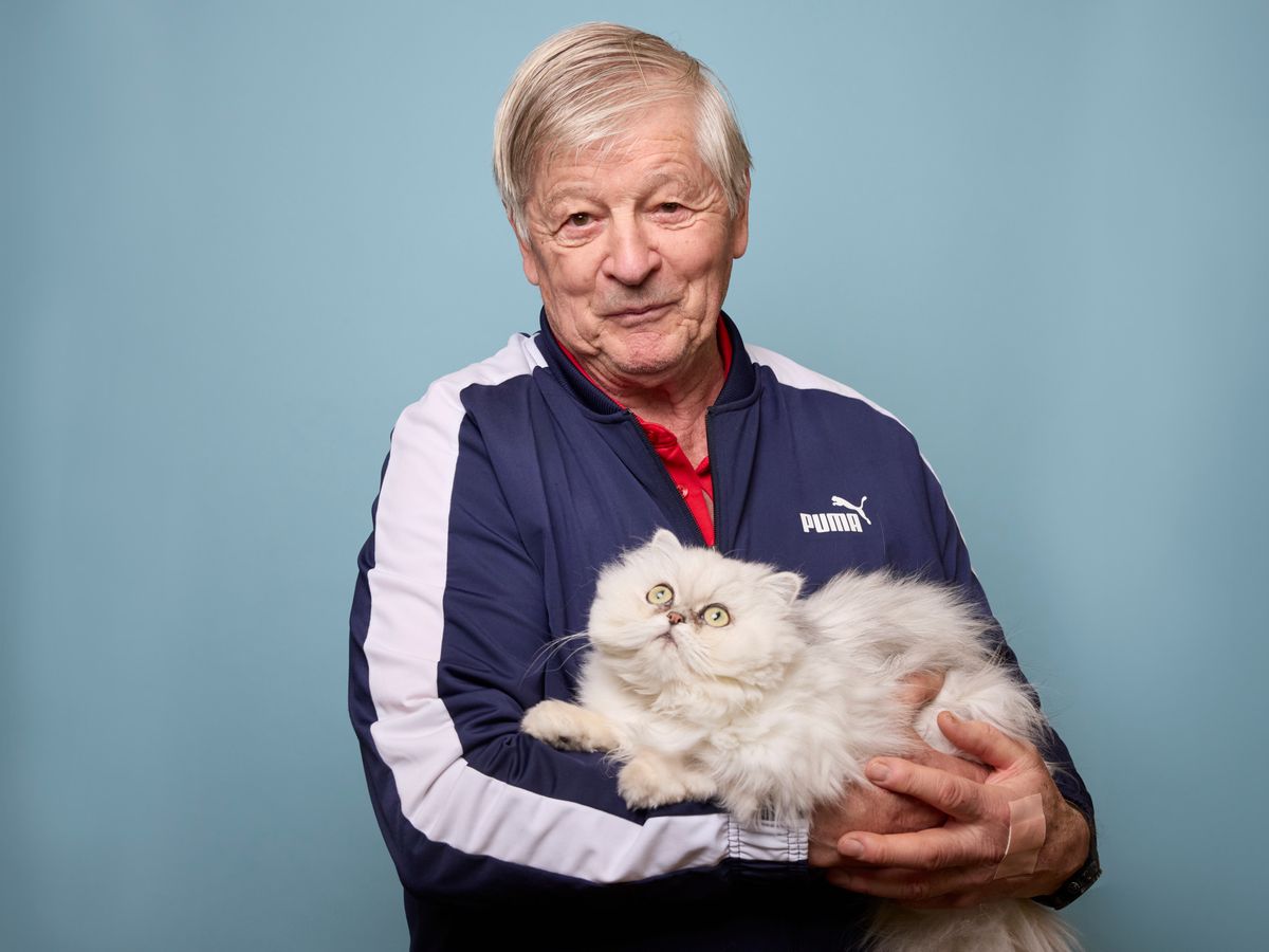 Alle, le 25 mars 2024. Mon animal et moi : Jean-Claude Salomon, ancien chef des sports du Canton du Jura et Choupinette.     Photo Yvain Genevay / Le Matin Dimanche