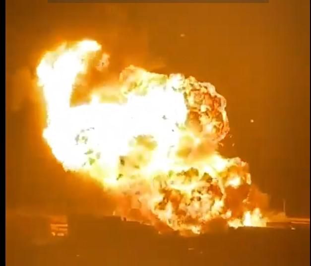L’impressionnant sinistre, dont les images ont fait le tour des réseaux sociaux, s’est déclaré vers 18 h 00 locales.