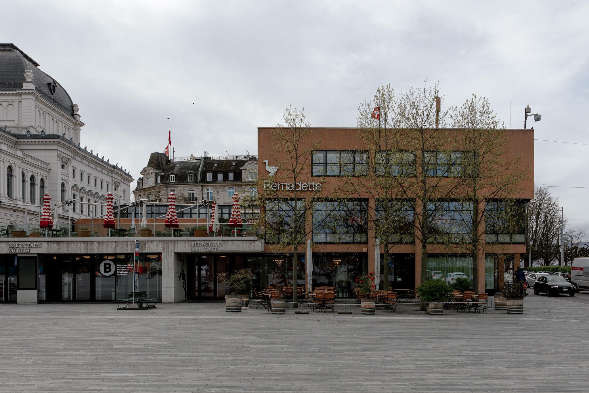 80er-Jahre-Härte neben Fin-de-Siècle-Prunk: der umstrittene Opernhaus-Anbau, vom Sechseläutenplatz her gesehen. 