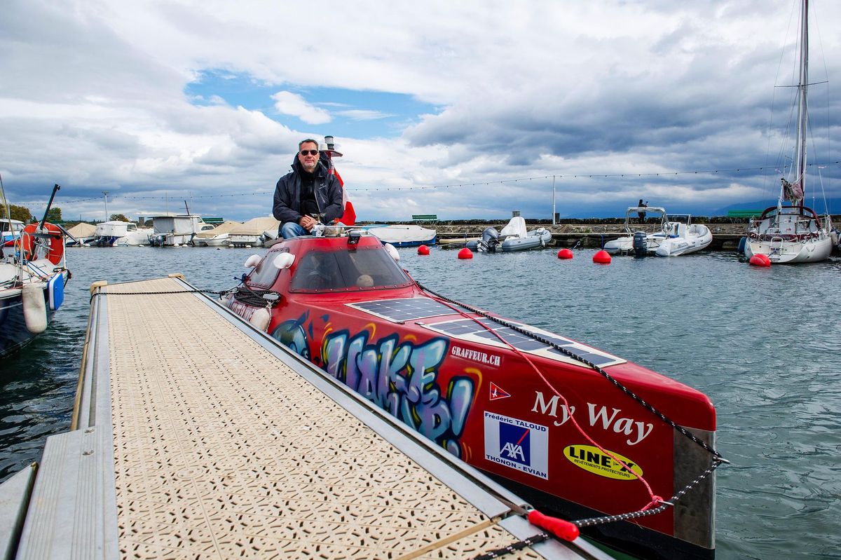 Didier Bovard et son pédalo attendent une météo plus favorable pour partir en direction de Genève.