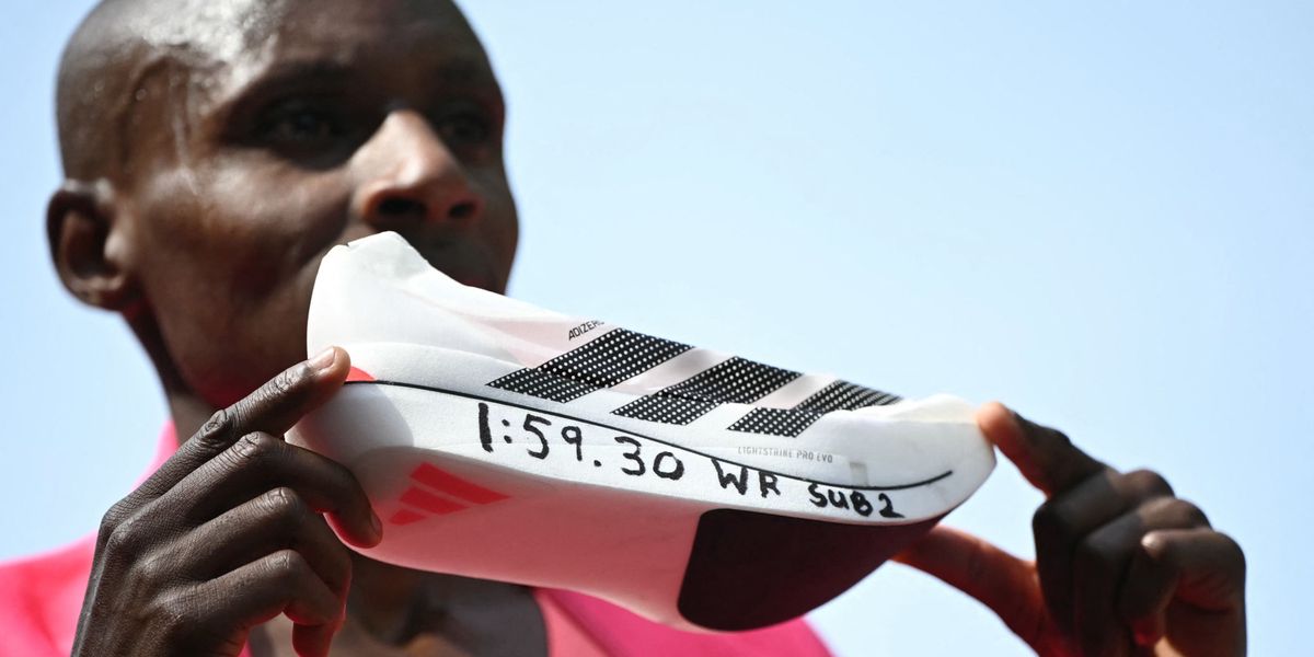 London Marathon: Sebastian Sawe breaks the two-hour mark