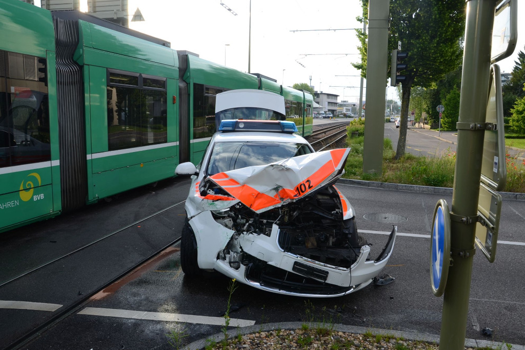 Polizeiauto kracht in Muttenz BL in fahrendes Tram