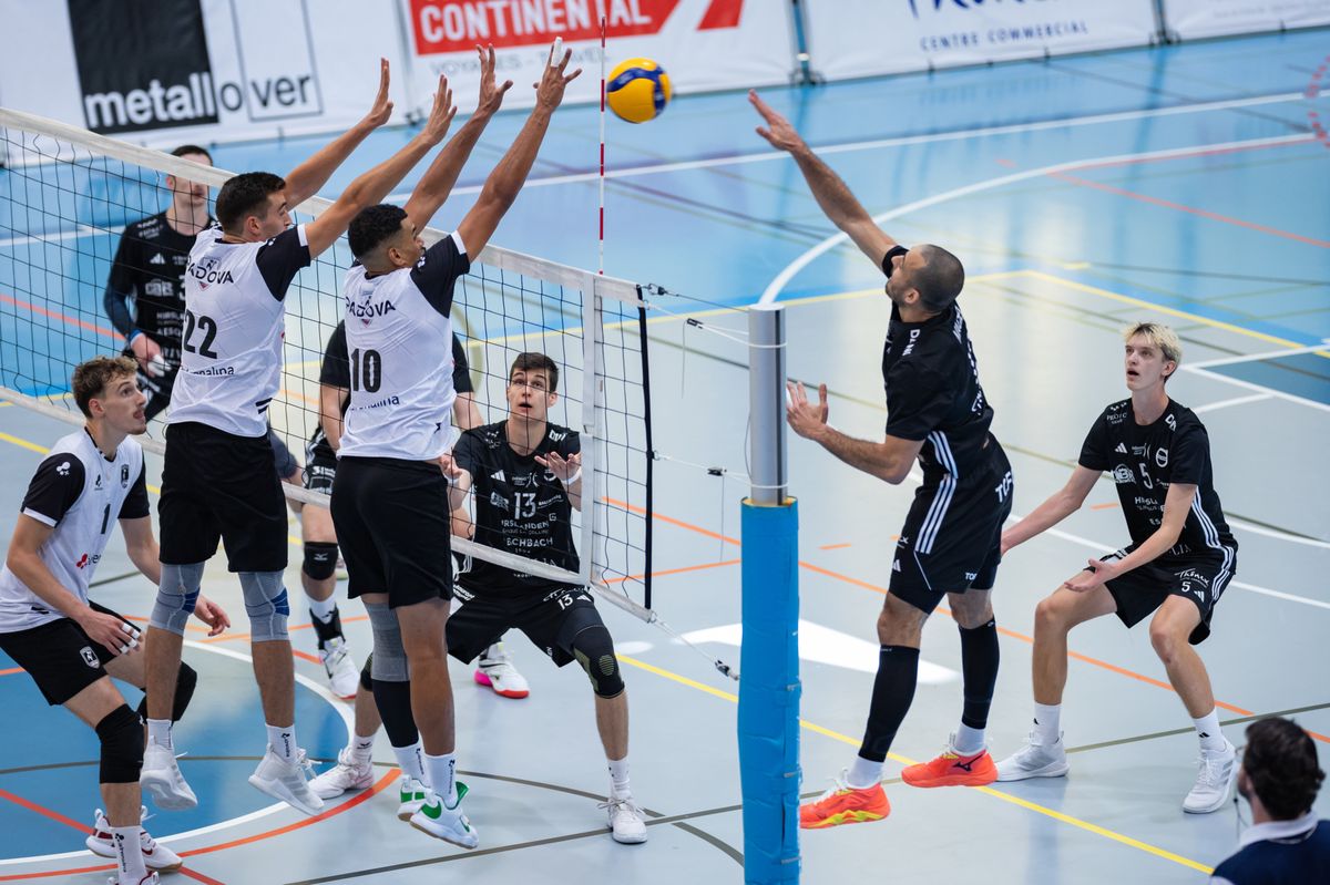 Thônex, le 8 octobre 2023.
Coup de Fred Fellay, tournoi international de volleyball. Centre Sportif de Sous-Moulin.  Chênois Genève Volleyball vs Pallavolo Padova. Daniel MACIEL.
Photo Pierre Albouy/Tribune de Genève