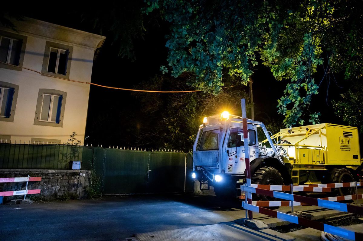 Un camion vibreur durant la prospection de zones favorables a la géothermie, ici dans la commune de Chambésy. 