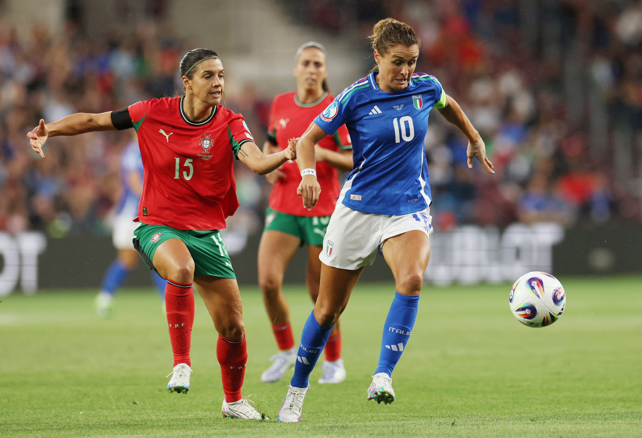 Cristiana Girelli aus Italien wird von Carole Costa aus Portugal bei der UEFA Frauen-EM 2025 im Stade de Genève herausgefordert.