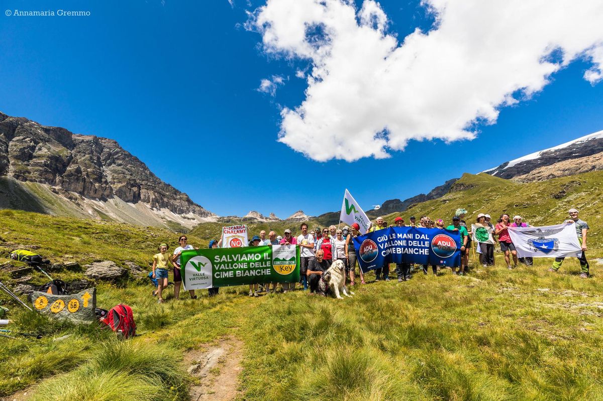 Le vallon des Cimes Blanches, où est projetée l’installation, est un des derniers vallons sans installation de ce côté du Val d’Aoste. Samedi dernier, les opposants avaient organisé une manifestation.