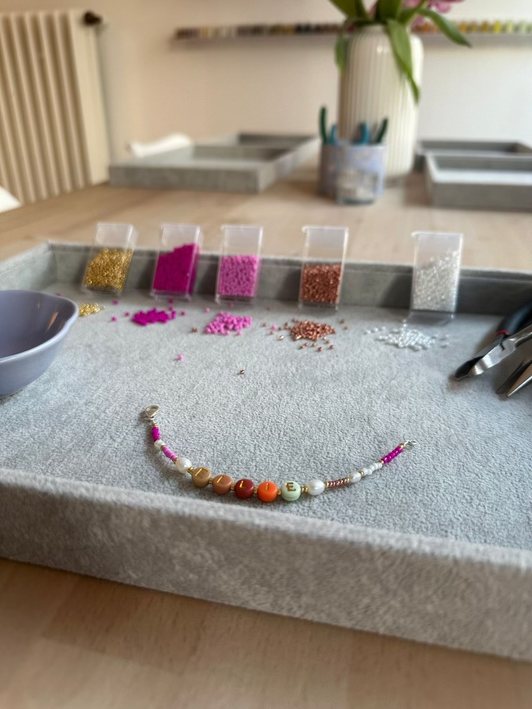 Im Ellie werden mit bunten Perlen zum Beispiel Armbänder kreiert.
