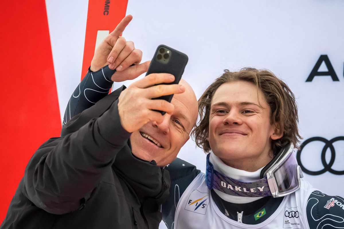 Lucas Pinheiro Braathen prend un selfie avec l’ancien champion de ski Didier Cuche après la course de slalom masculin de la Coupe du monde de ski alpin FIS 2024-2025 à Adelboden, en Suisse.