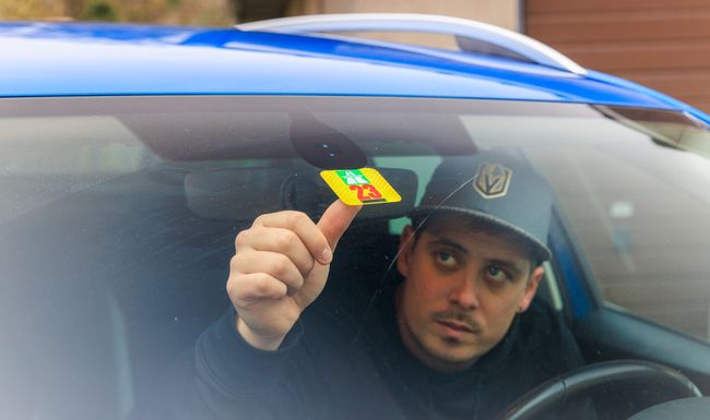 Das Ankleben der Autobahnvignette können sich Schweizerinnen und Schweizer bald sparen.  