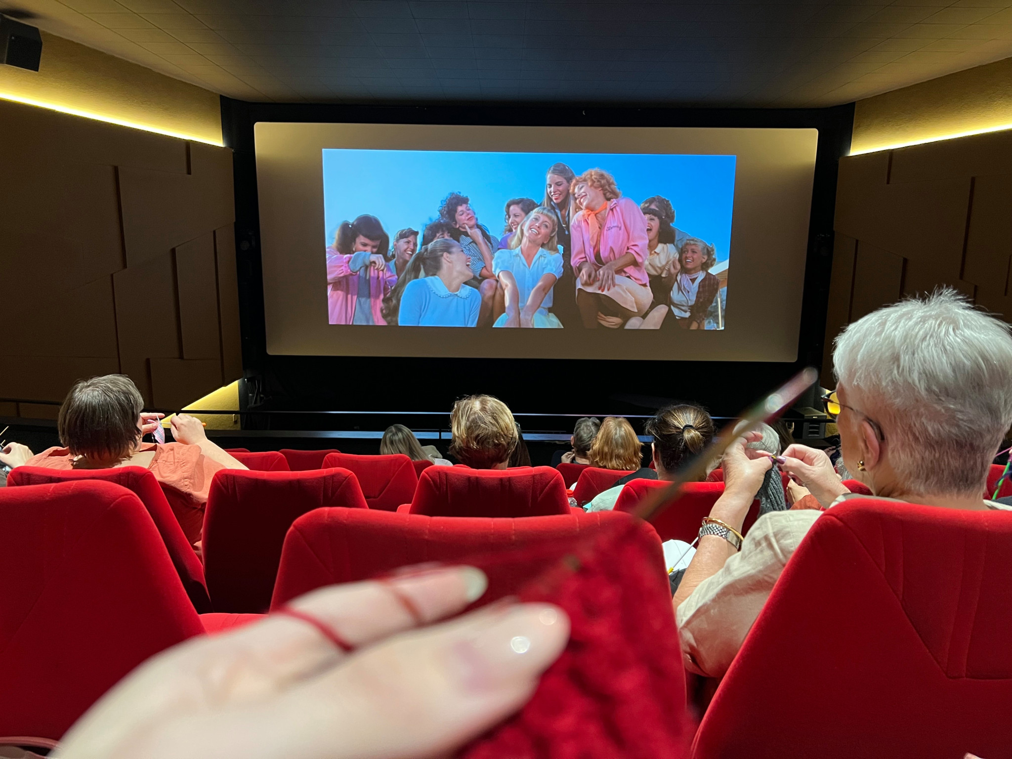 Strickkino in Kloten: 40 Frauen stricken im Kinosaal bei einem Prosecco