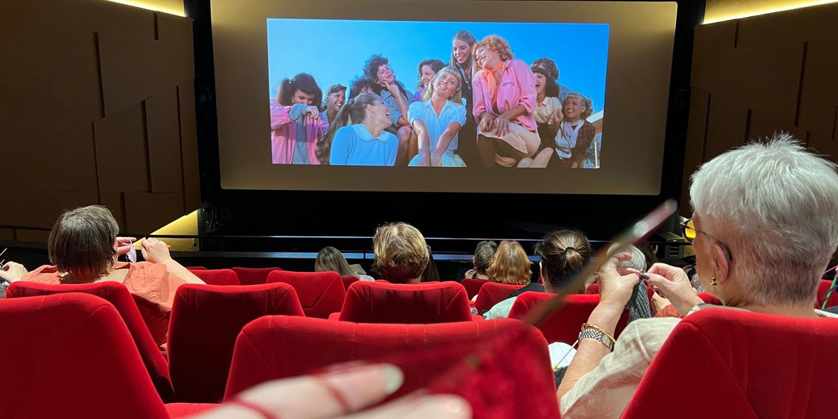 Kloten: 40 women knit to Grease at Cinema Claudia