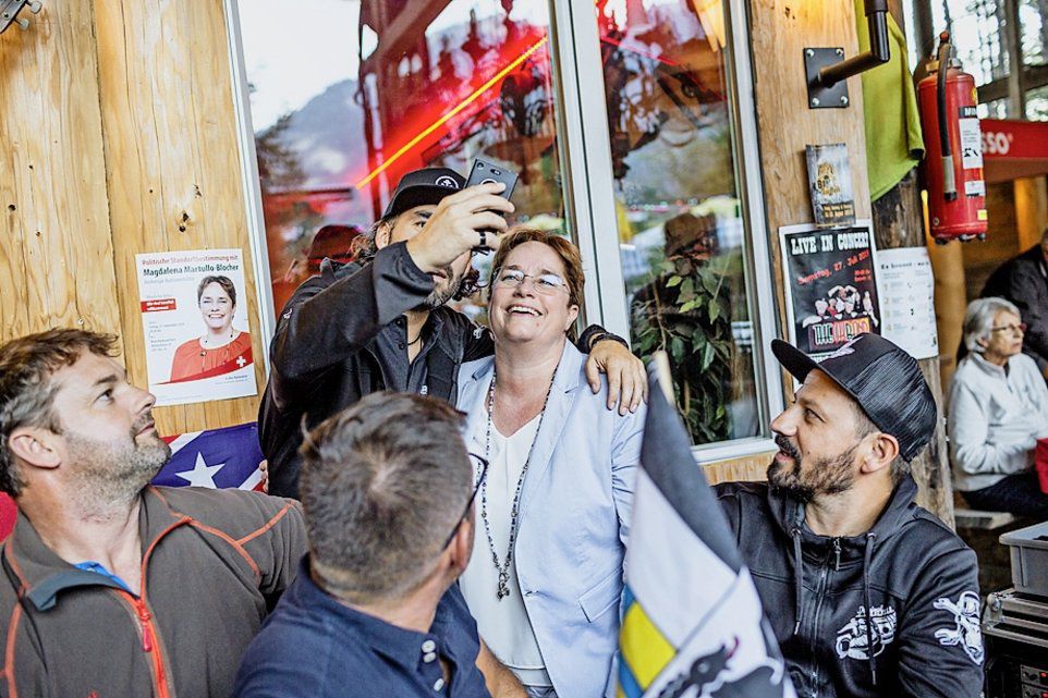 La cheffe d'entreprise, candidate au National, va à la rencontre des électeurs.
