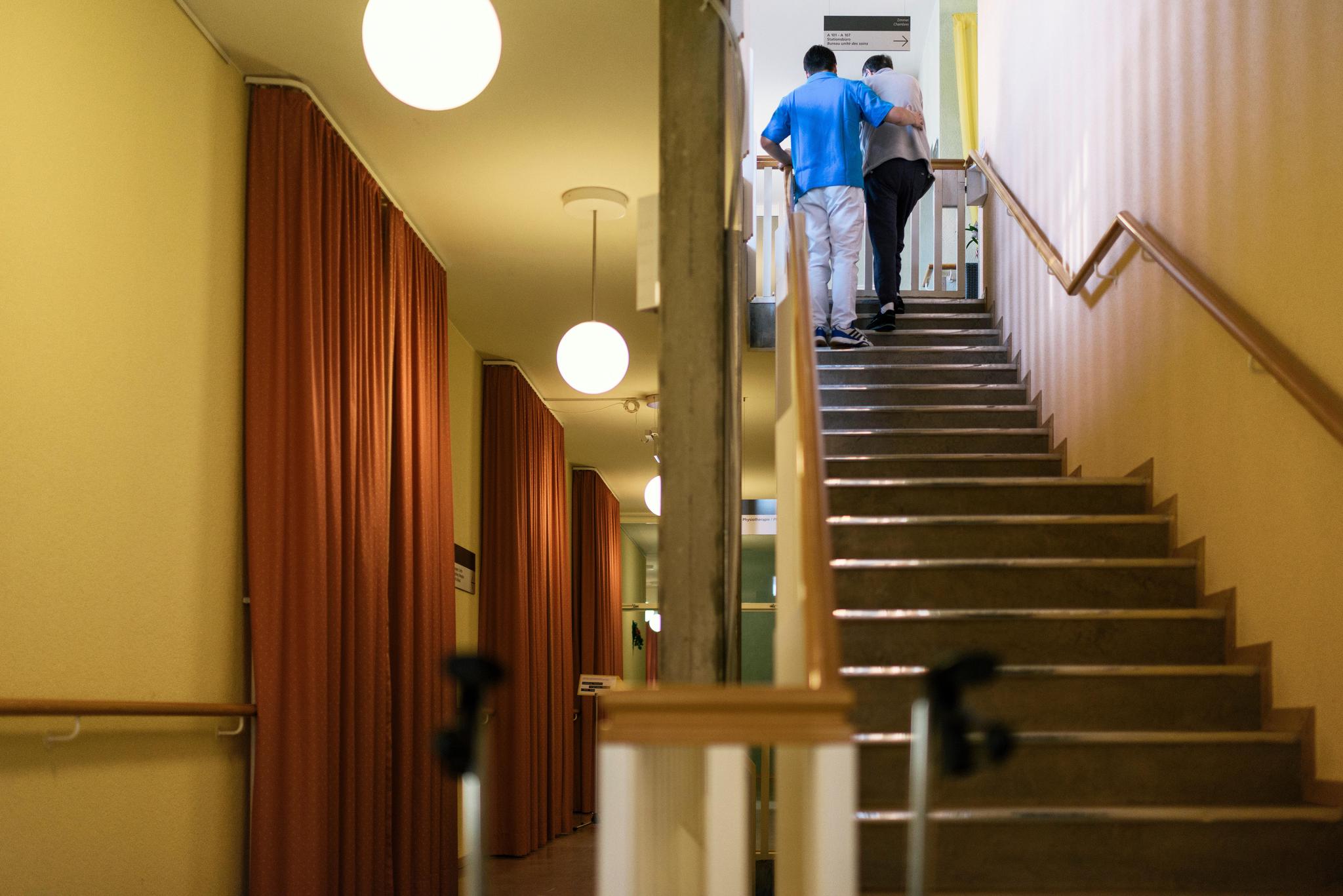 Les astreints au service civil donnent parfois un coup de main dans les EMS. Mais fin 2019 dans le canton de Vaud, c’est une aide fictive que le responsable d’une maison de retraite a sollicitée, pour favoriser un astreint. (KEYSTONE/Christian Beutler)