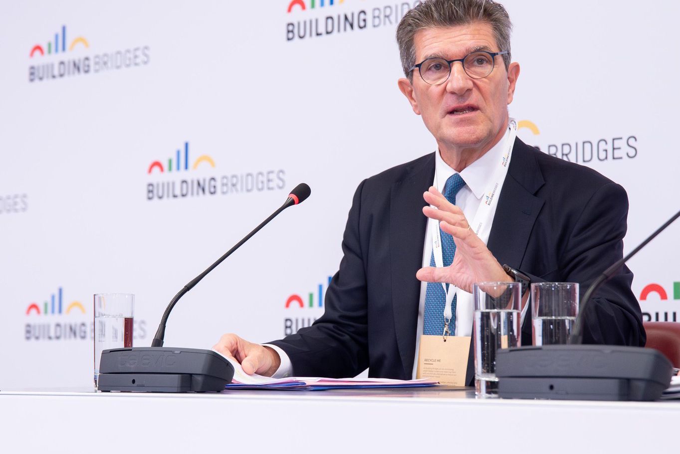 Patrick Odier lors d’une intervention au Summit Building Bridges à Genève, avec le logo du sommet en arrière-plan.