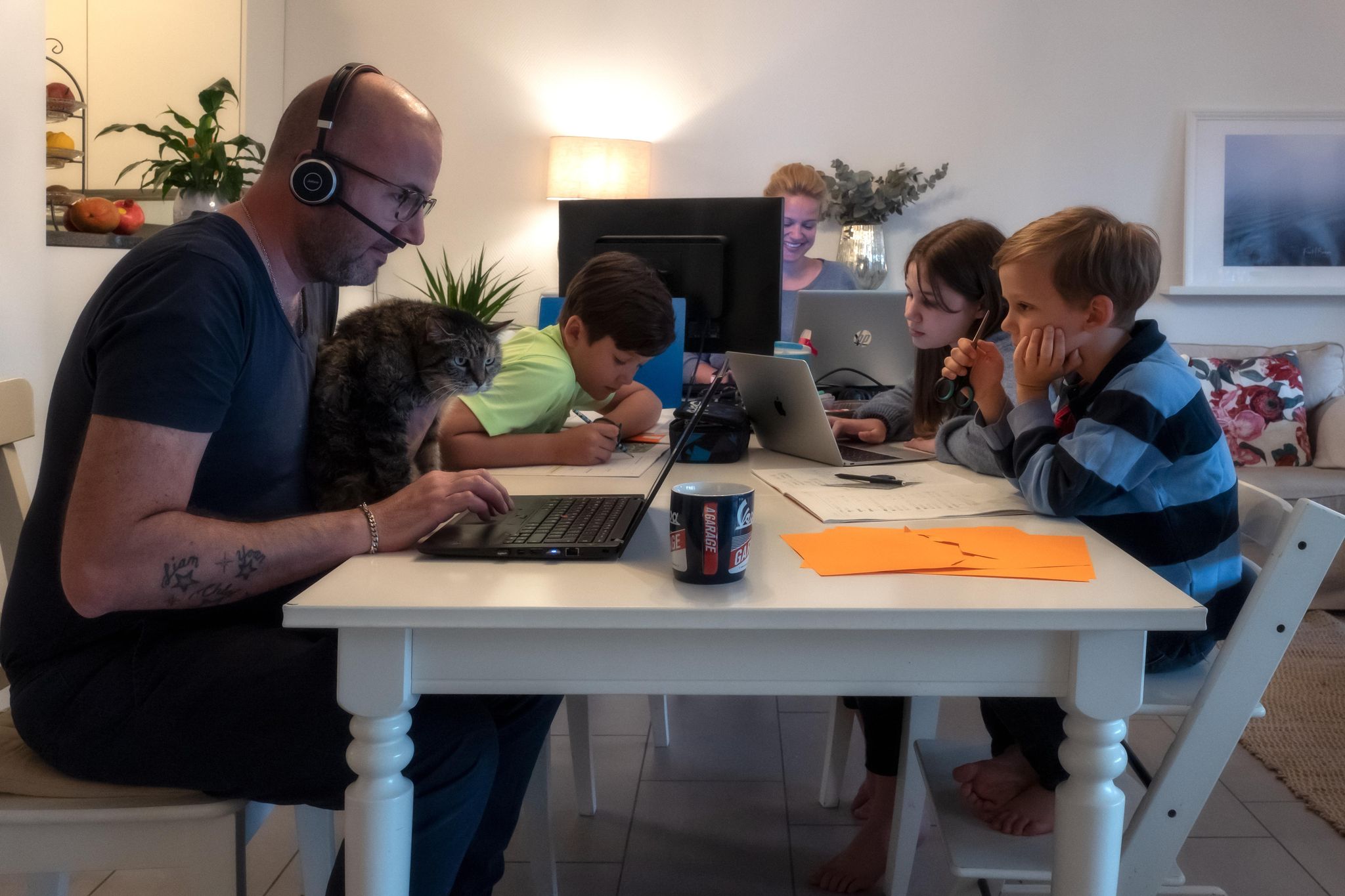 Manchmal sitzt die ganze Familie Bordogna samt Katze am Esstisch im Homeschooling und Homeoffice.