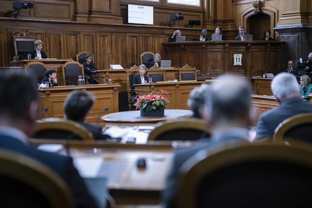 Bundesraetin Karin Keller-Sutter, Mitte, spricht zur Kleinen Kammer, an der ausserordentlichen Session der Eidgenoessischen Raete, am Dienstag, 11. April 2023 im Staenderat in Bern. Die ausserordentliche Session wurde einberufen, um ueber die Finanzbeschluesse des Bundesrats zur Rettung der Grossbank Credit Suisse CS und deren Uebernahme durch die UBS zu debattieren. (KEYSTONE/Alessandro della Valle)