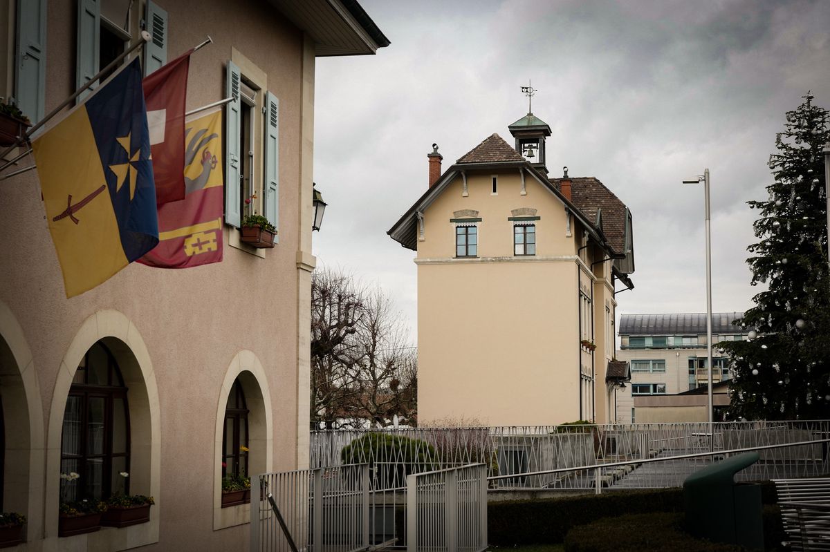 Genève, 9 décembre 2020.  Plan-les-Ouates. La cloche de la vieille école de Plan-les-Ouates qui abrite des services de la mairie. Une nouvelle habitante s'est plainte car elle la réveille la nuit. Furieux, des habitants de la commune ont lancé une pétition pour son maintien. .Photo: LAURENT GUIRAUD