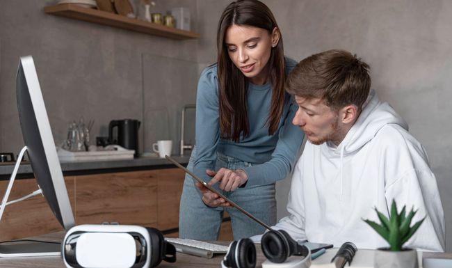 Mann Frau sucht Tablette zusammen Arbeit *** Man Woman searches Tablet together Work Copyright: imageBROKER/OleksandrxLatkun ibxole09810946.jpg ,model released, Symbolfoto ,property released Bitte beachten Sie die gesetzlichen Bestimmungen des deutschen Urheberrechtes hinsichtlich der Namensnennung des Fotografen im direkten Umfeld der Veröffentlichung
