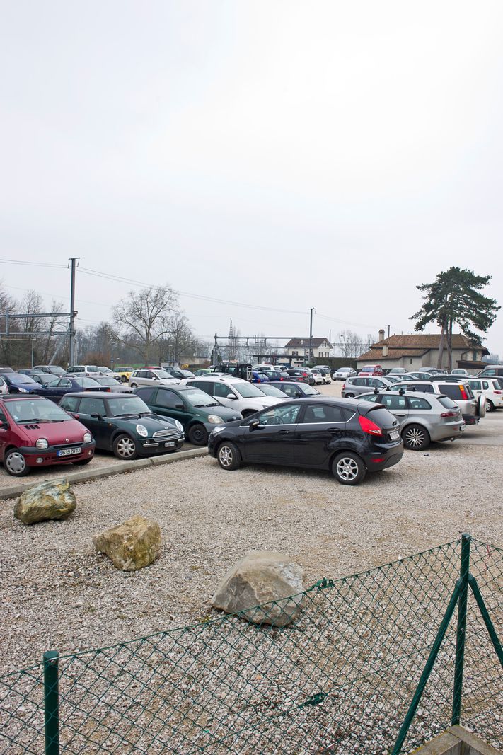 Coppet, le 25.03.2013. Nouvelle politique de stationnement a Coppet.  Parking en dessus de la gare de Coppet au long du rail de Founex. 24HEURES/ VANESSA CARDOSO