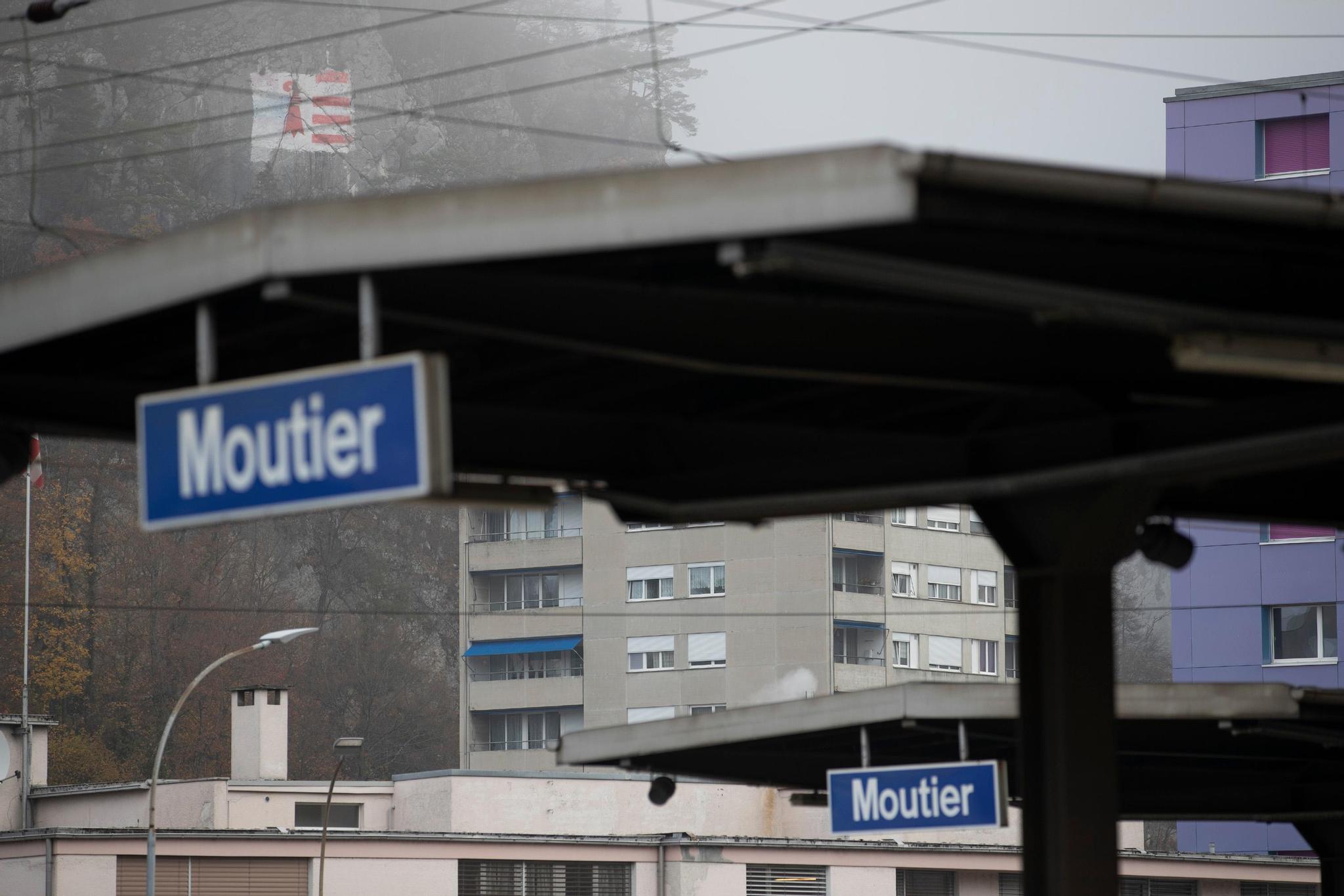 Wer in Moutier aus dem Zug steigt, wird von einer Jurafahne am Kalkfelsen begrüsst. 