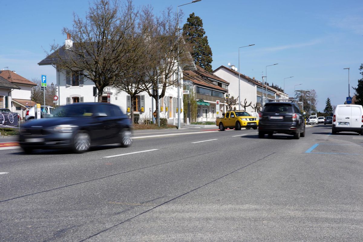 La route de Lausanne au centre de Bellevue. Le tronçon devrait être limité à  30 km/h. 