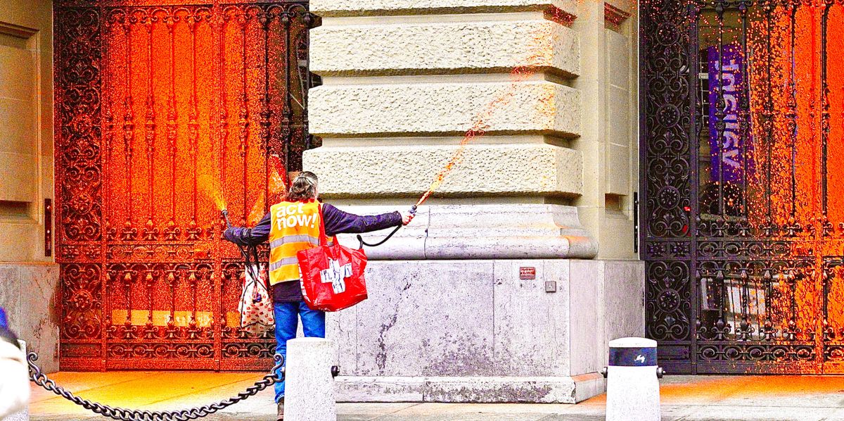 Umweltaktivist besprüht Bundeshaus mit oranger Farbe