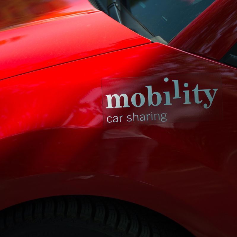 Voiture rouge Mobility pour le partage automobile.