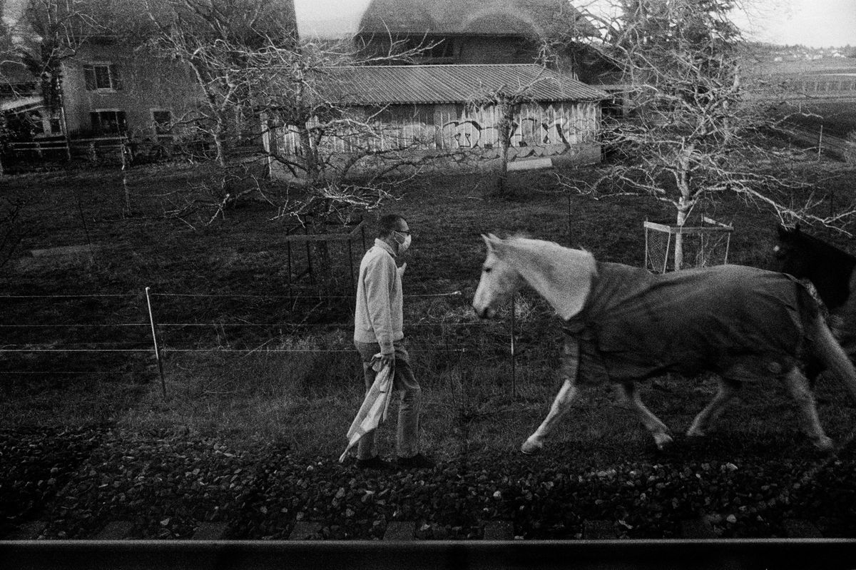 Sur cette photo prise depuis le train, seul le masque dit l’époque.