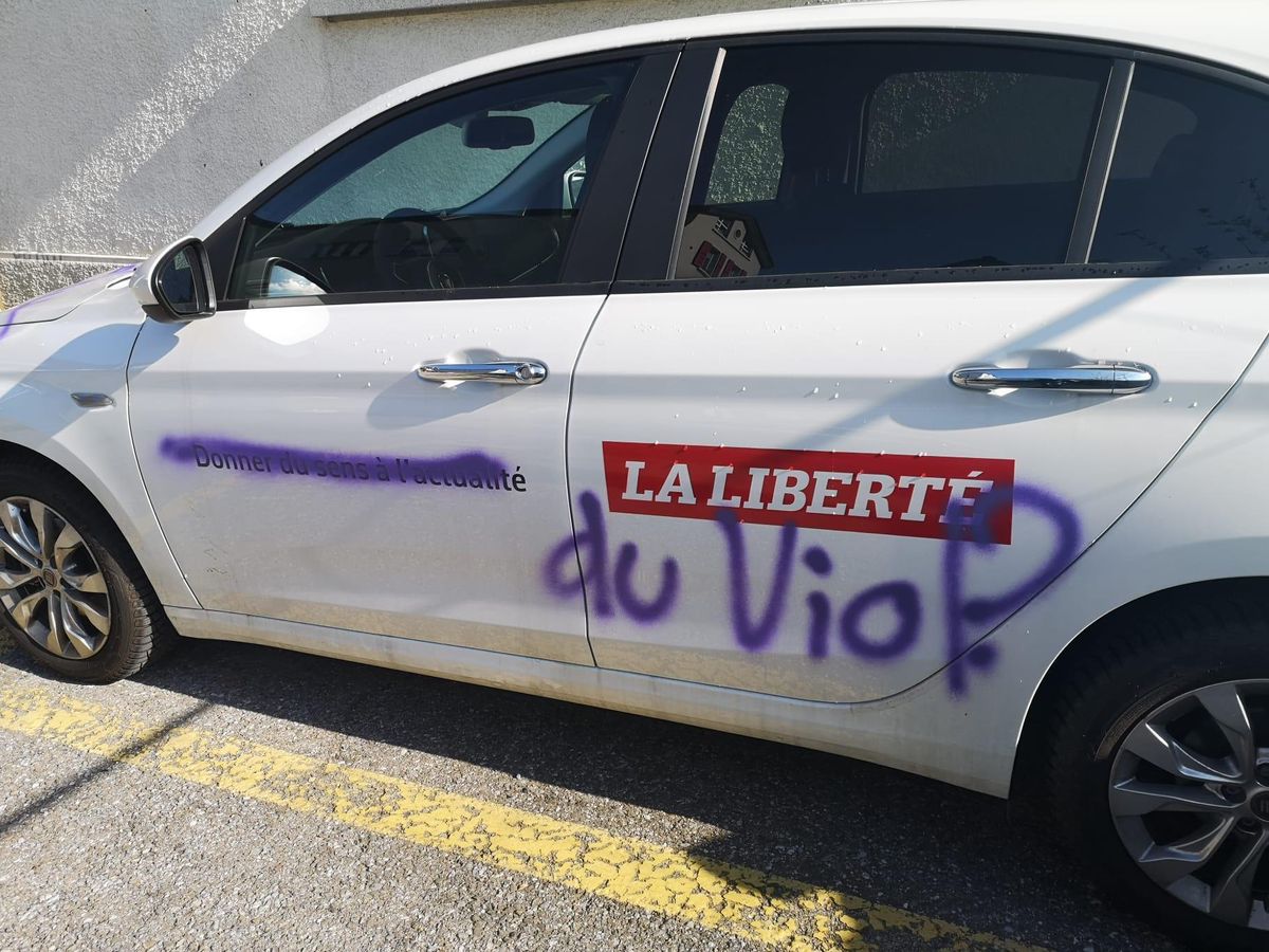 Deux voitures du quotidien La Liberté ont été vandalisées, mercredi à Bulle.