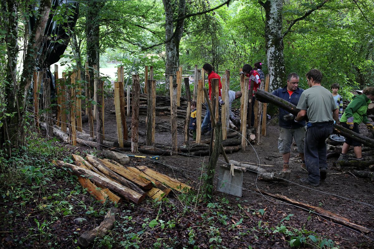 Genève 16 août 2015
Montage de l'éco-crèche en forêt se trouvant au 150 route de l'Allondon, Dardagny.
© Steeve Iuncker-Gomez