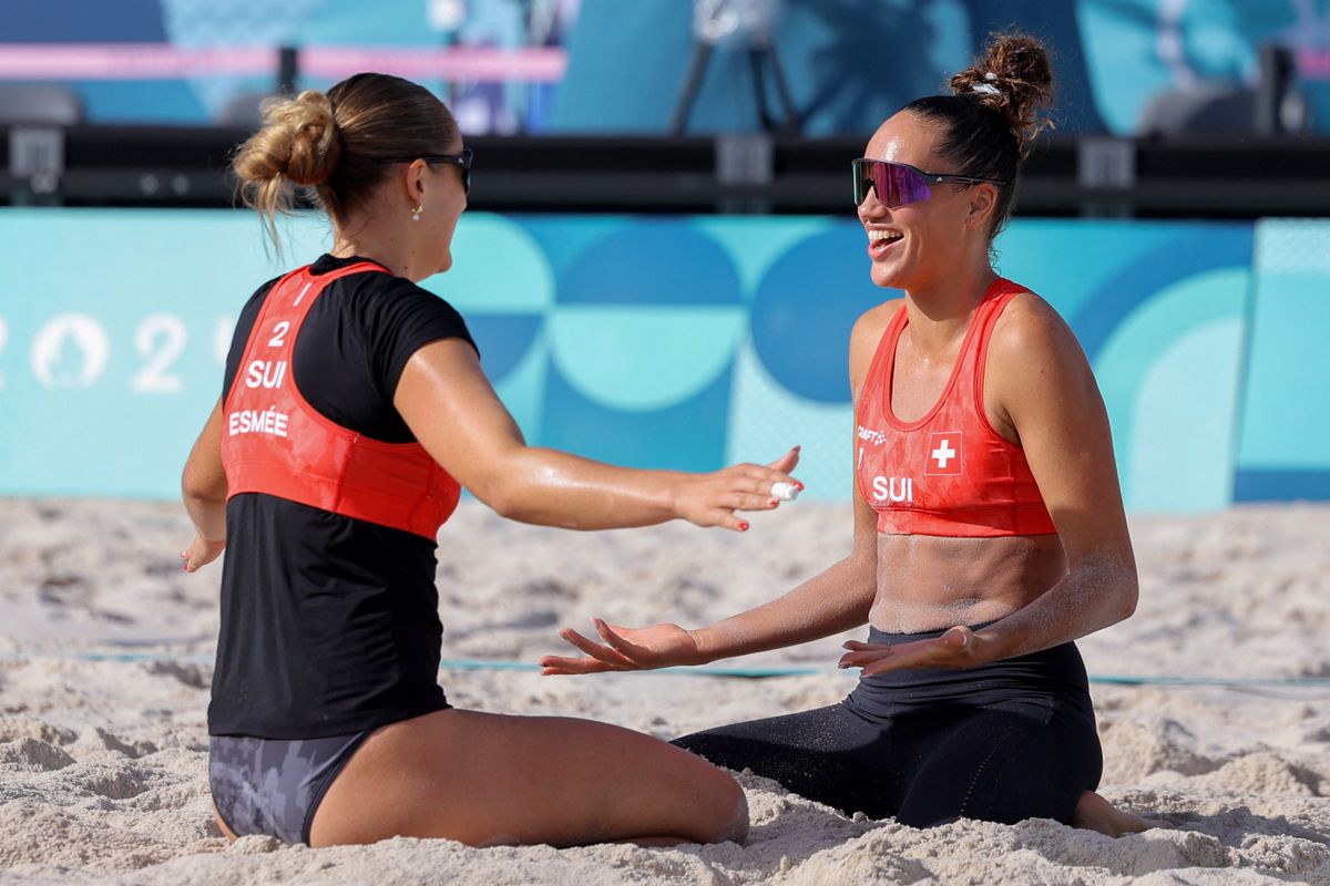 Les joueuses suisses de beach-volley Zoe Verge-Depre et Esmee Boebner célèbrent leur victoire lors du match des huitièmes de finale contre la Chine aux Jeux Olympiques de Paris 2024, au stade de la Tour Eiffel, le 4 août 2024.