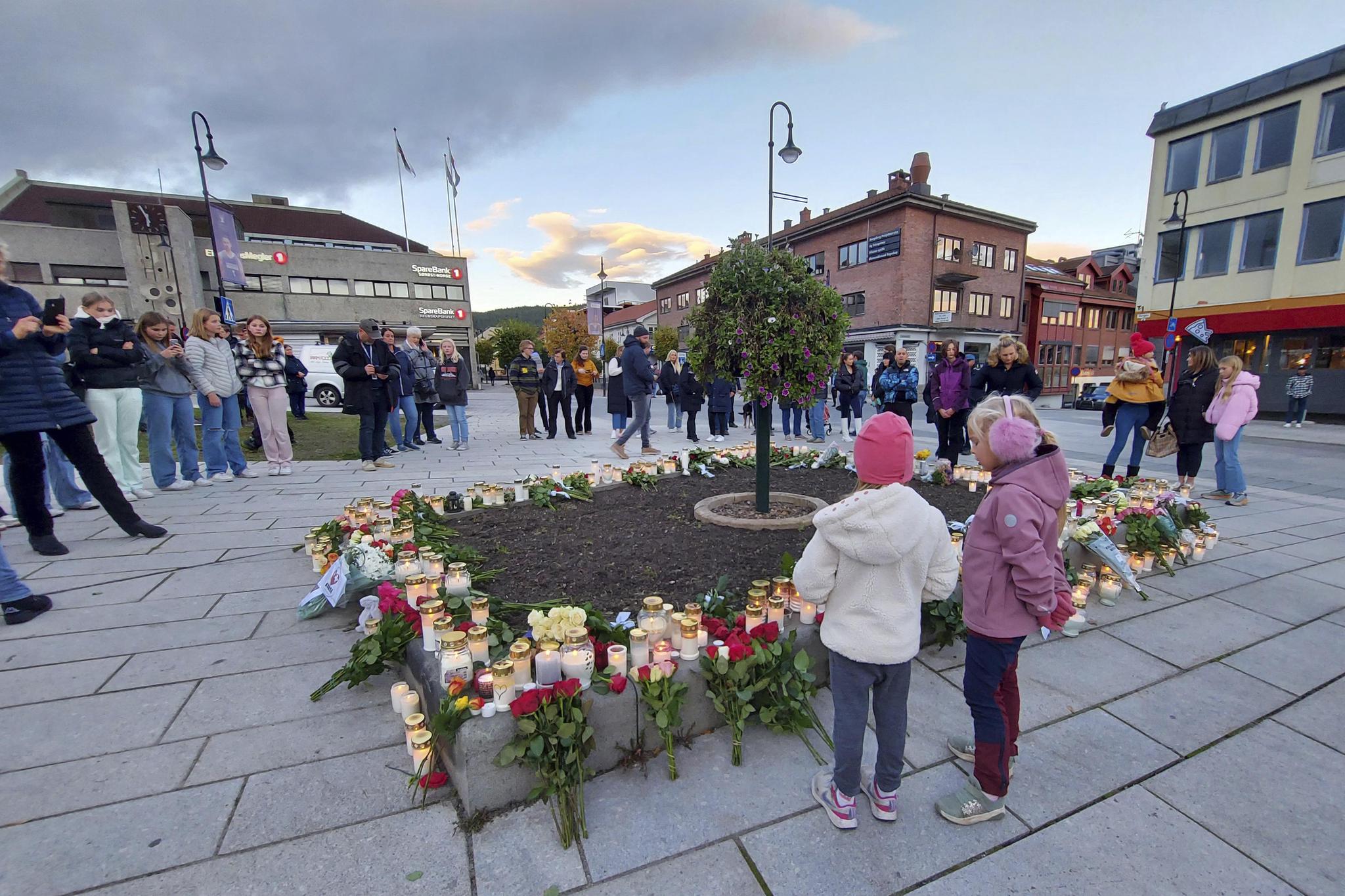 Les habitants de Kongsberg ont déposé des fleurs et des bougies sur le lieu de l’attaque commise la veille par un  tueur armé d’un arc et de flèches.  14 octobre 2021.   