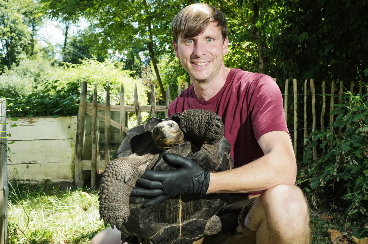 Genève, le 9 août 2024.  Bioparc, Bellevue. Rencontre avec des tortues des Galapagos recueillies en 2021. Tobias avec dans ses bras Mendoza, accueillie en mai 2019.
