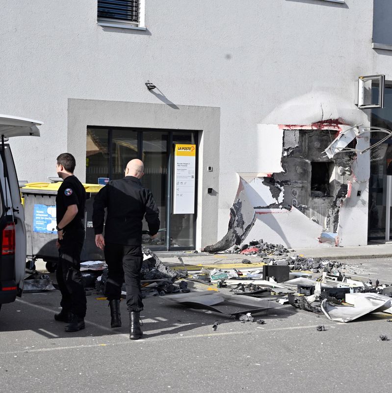 Un distributeur de billets à Yvonand gravement endommagé par une explosion lors d’une tentative de braquage. Des policiers sont présents sur les lieux. Photo: Patrick Martin / 24Heures.