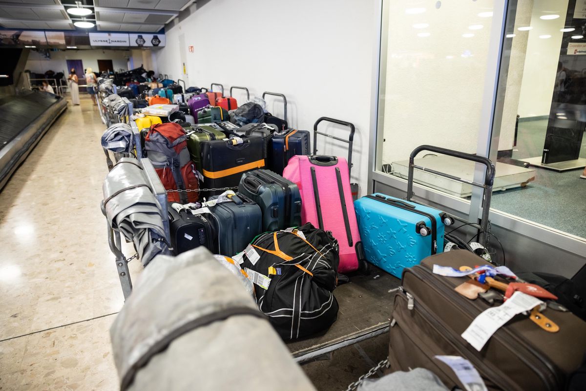A Cointrin, les bagages sont mis de côté pour que les passagers viennent les récupérer. 