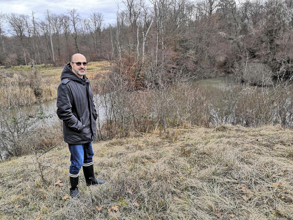 Beat Oertli nous a servi de guide dans la réserve naturelle de Bois-Vieux. Derrière lui se trouve une partie de l’étang, et plus loin l’ensemble formé par une quinzaine de mares.