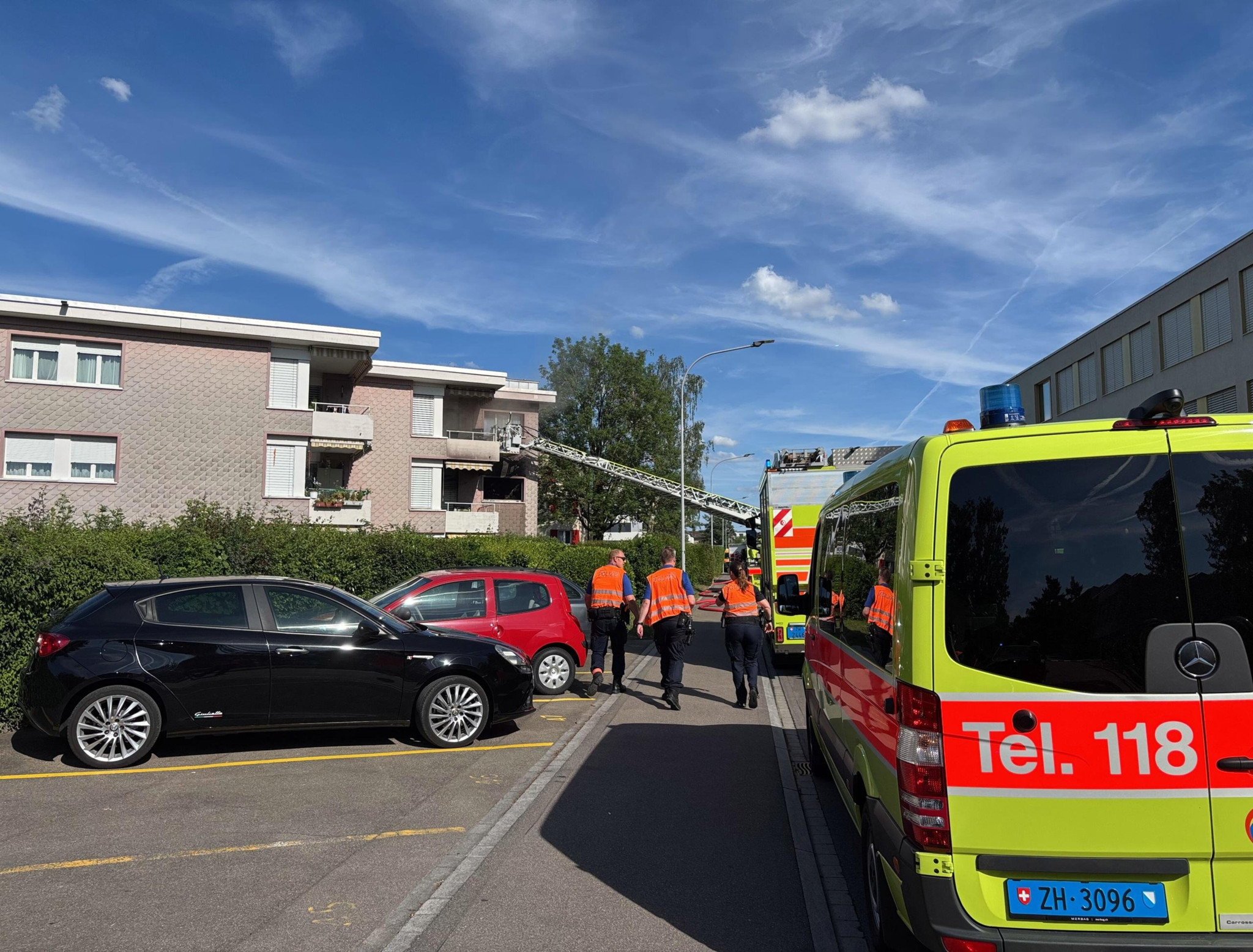 Flammen im zweiten Stock: Küchenbrand in Regensdorf – Mieterin und Säugling im Spital