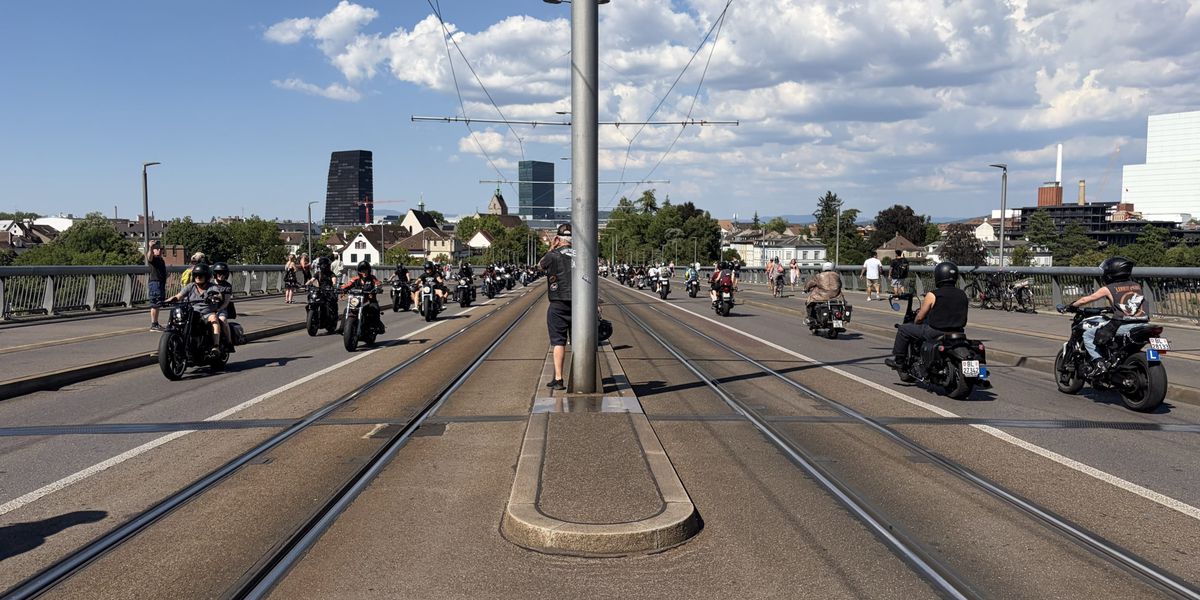 Biker-Days-Basel-1650-T-fffahrende-donnern-zum-Jubil-um-durch-die-Innenstadt