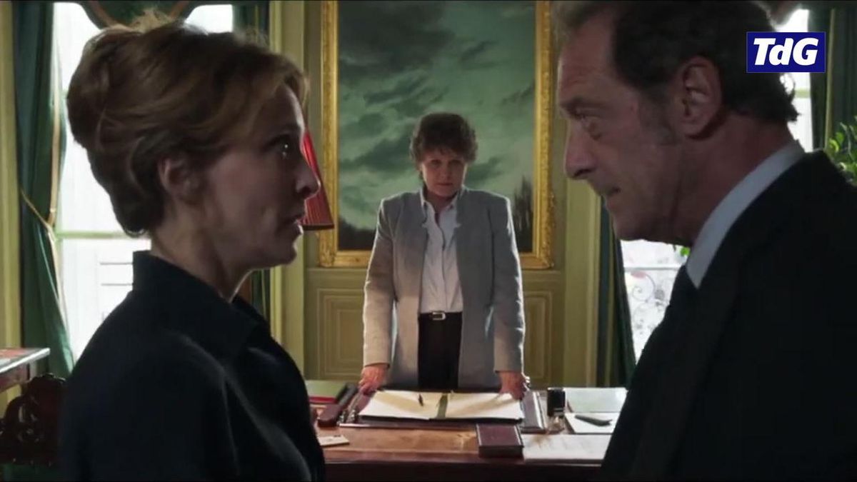 Un homme qui regarde une femme