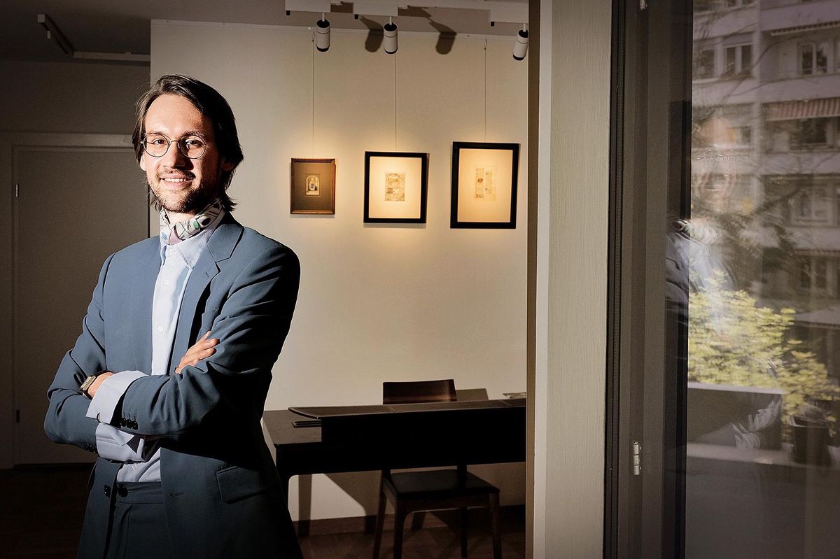 Constantin Favre a transformé une partie de son appartement pour recevoir ses clients et leurs œuvres.