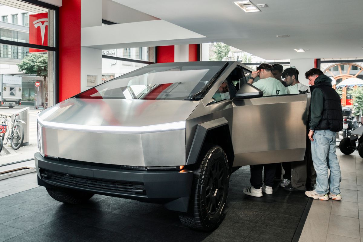 Ein Auto wie aus einer anderen Welt: Besucher in Zürich vor dem neuen Cybertruck von Tesla in der Ausführung «Cyberbeast».